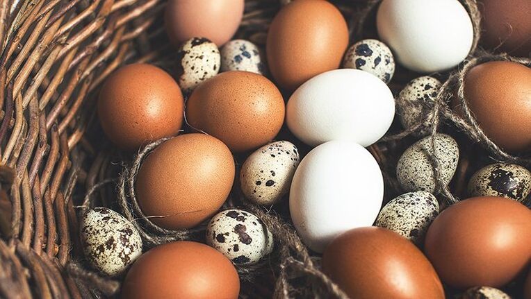 鹌鹑和鸡蛋应该添加到男性的饮食中以保持效力。