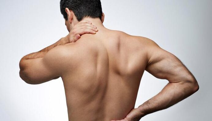 椎间疝表现为背痛并导致力量受损。